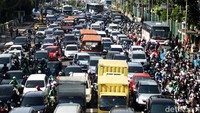 Kendaraan menumpuk di sekitar Stasiun Gambir. Foto: Rifkianto Nugroho/detikcom
