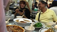 Waduh, Nurul sengaja hanya memperlihatkan sisi wajah sebelah kananannya saat makan sajian Tiongkok. Foto: Instagram n_izzah
