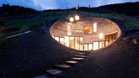 Villa Vals. Tempat ini tak sama seperti tempat berlindung dari hari kiamat lainnya. Tempat ini juga bisa jadi tempat melewati waktu-waktu yang sulit. Ada 4 kamar tidur yang menghadap pemandangan sebuah pegunungan. Brightside.me/Istimewa.
