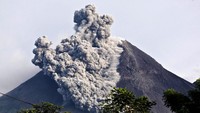 Gunung Merapi mengeluarkan awan panas atau wedhus gembel pada Oktober 2010. Ulet Ifansasti/Getty Images.
