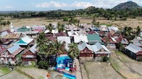 Ia juga mengungkapkan bila dulu tak hanya jauh untuk mengambil air, tetapi sesampainya di atas bukit pun warga harus mengantre. Banyak anak-anak terlambat sekolah karena ikut mengantre. Pool/Kementerian ESDM.