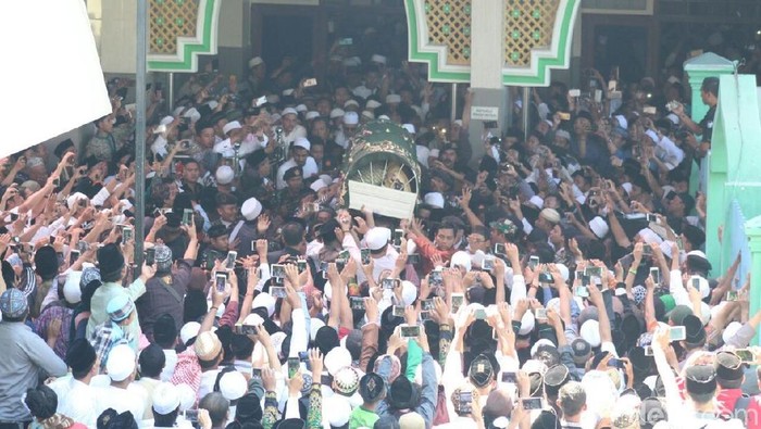 Ribuan Pelayat Iringi Pemakaman Kh Sholeh Qosim