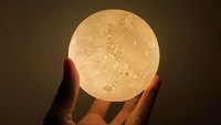 Anda akan merasa superior dengan hanya memegang (lampu) bulan ini. Boredpanda/Istimewa.