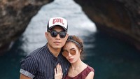 Berpacaran kurang lebih 3 tahun ini akhirnya Rizal melamar sang kekasih. Foto: Dok. Instagram/monicaimas
