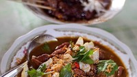 Saat berkunjung ke Takeran, Jawa Timur, akun @dolanmagetan menyantap sepiring tongseng dengan irisan saus melimpah lengkap dengan sate kambing juicy! Foto: Instagram