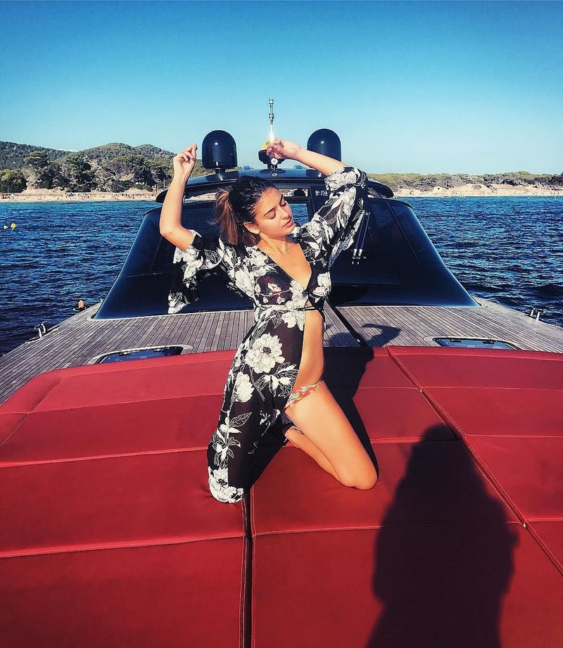 Sebagai seorang model, tentu saja Noa punya tubuh yang aduhai. Begini gayanya saat berfoto di sebuah yacht di Ibiza, Spanyol. (Instagram/Noa Elharar)