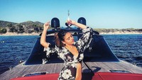 Sebagai seorang model, tentu saja Noa punya tubuh yang aduhai. Begini gayanya saat berfoto di sebuah yacht di Ibiza, Spanyol. (Instagram/Noa Elharar)