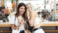 Layaknya gadis seusianya, selain ke pantai, Noa juga kerap ke mal bersama teman-teman untuk shopping. (Instagram/Noa Elharar)