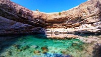 Di sebelah utara Oman, tepatnya di Kota Qurayyat terdapat sebuah sinkhole. Di beri nama Bimmah Sinkhole, tempat ini disebut-sebut sebagai sinkhole tercantik di dunia. (chloedanielletravel/Instagram)
