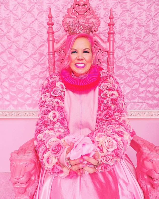 Selama 38 tahun ini, Sera hidup dengan benda-benda serba pink. Mulai dari baju, mobil hingga rumah bernuansa pink.  Foto: Instagram