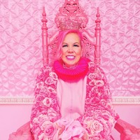 Selama 38 tahun ini, Sera hidup dengan benda-benda serba pink. Mulai dari baju, mobil hingga rumah bernuansa pink.  Foto: Instagram