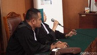 Sidang ditunda hingga pekan depan tepatnya 18 Mei 2018 lantaran Aman tidak dapat dihadirkan