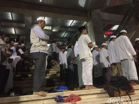 Masjid Istiqlal tampak penuh