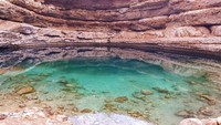 Walaupun para ahli geologi telah mengkonfirmasi bahwa ini adalah sinkhole, namun warga memiliki cerita lain. Menurut legenda, Bimmah Sinkhole terbentuk karena ada meteorit yang jatuh di situ. (asbo_t/Instagram)