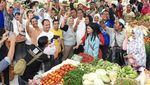 Sering Makan Bareng Warga, Ini Dia 10 Pose Seru Cagub Jabar, Deddy Mizwar