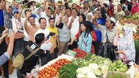 Maju sebagai Calon Gubernur (Cagub) Jawa Barat, Deddy mampir ke Pasar Baru Kuningan. Lihat ekspresi bahagia Deddy dan warga saat berfoto di tengah-tengah bahan makanan segar. Foto: Instagram deddy_mizwar