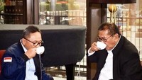 Pasangan Dedi Mulyadi dalam pemilihan Cagub Jawa Barat ini sedang menikmati kopi bersama Zulkifli Hasan. Serius banget kang minum kopinya? Foto: Instagram deddy_mizwar