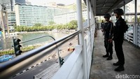 Brimob memantau kawasan Bundaran HI dari atas jembatan penyeberangan orang.