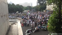 Rencananya perwakilan ulama akan menyerahkan surat aspirasi umat Islam ke Kedutaan Besar Amerika Serikat di Jalan Merdeka Selatan. Aksi ini digelar sebagai protes atas pemindahan Kedubes AS di Tel Aviv ke Yerusalem.Fotografer: Ibnu Hariyanto/detikcom