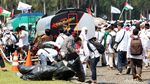 Usai Aksi 115, Massa Bersihkan Sampah di Monas