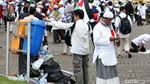 Usai Aksi 115, Massa Bersihkan Sampah di Monas