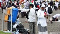 Massa juga dengan sukarela dan sadar menjaga kebersihan usai menggelar acara di kawasan Monas Jakarta. 