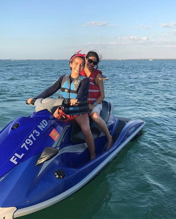 Tak hanya naik ATV, Isabela juga naik jetski. Tidak sendirian, Isabela menyetiri ibunya yang duduk di kursi penumpang. Wah, berani ya! (Instagram/Isabela Moner)