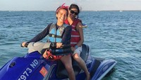 Tak hanya naik ATV, Isabela juga naik jetski. Tidak sendirian, Isabela menyetiri ibunya yang duduk di kursi penumpang. Wah, berani ya! (Instagram/Isabela Moner)