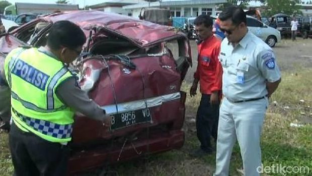 Minibus Masuk Arah Berlawanan di Tol Cipali, Sekeluarga Tewas