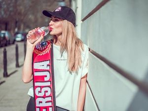Cantiknya Model Asal Polandia yang Viral karena Pakai Syal Persija
