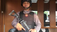 Polisi bersenjata api laras panjang berjaga di pos penjagaan Polres Jakbar (Foto: Arief Ikhsanudin/detikcom)