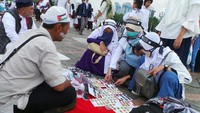 Ada juga pedagang asal Bogor yaitu Rustan yang berdagang pin yang terbuat dari bahan dasar kuningan. Pin itu tampak menarik perhatian para aktivis muda yang ingin membeli atribut pin demo sebagai aksesoris pendukung aksi.