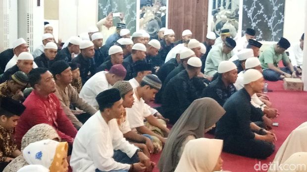Selain anggota Polri, warga dan anak panti asuhan ikut doa dan zikir bersama