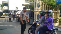 Pengendara motor yang mau masuk ke markas ditanya keperluannya. Pengunjung diminta membuka helm dan jaket (Foto: Carlo Homba)