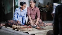 Jadi aktris, Ayu total bermain di film Kartini. Mengenakan kebaya dan kain, ia terlihat asik menyiapkan sambal di dapur. Foto: Instagram ayushita
