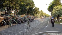 Sementara itu, empat unit kendaraan tempur jenis Anoa dan sejumlah pasukan TNI berjaga-jaga di depan Gedung Balai Kota DKI Jakarta. Fotografer: Denita Br Matondang/detikcom