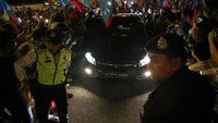 Proton yang ditunggangi Mahathir adalah jenis Perdana yang telah dimodifikasi menyerupai bentuk limosin. Limosin berwarna hitam itu dilengkapi juga dengan pelat Proton 2020. Foto: REUTERS/Athit Perawongmetha
