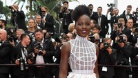 Lupita NyongO buktikan bahwa ukuran payudara enggak ada kaitannya dengan prestasi. Wanita cantik kebangsaan Kenya-Meksiko ini pernah memenangkan sejumlah penghargaan dan mendapatkan nominasi bergengsi di dunia perfilman. Foto: Dok. Getty Images