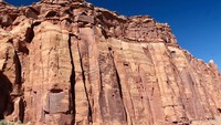 Ditambah dengan gerakan kerak bumi, menjadikan lanskap alam di Canyonlands National Park sangat berbeda dengan di tempat-tempat lain. Tanahnya kering dan kemerahan, bebatuan cadas, tebing-tebing tinggi dan sedikit semak-semak menjadikannya bak di planet lain! (Facebook/Canyonlands National Park)