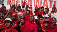 Kader dan simpatisan Partai Demokrasi Indonesia (PDI) Perjuangan bersemangat mengikuti Apel Siaga PDI Perjuangan Setia Megawati, Setia NKRI di Stadion Manahan, Solo, Jawa Tengah, Jumat (11/5). Foto: Mohammad Ayudha/ANTARA FOTO