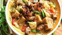 Nah, dipadukan dengan sayuran, irisan kol, tomat, dan cabai rawit, tongseng buatan @lina.tjoandra ini mirip dengan tongseng yang ada di restoran! Foto: Instagram