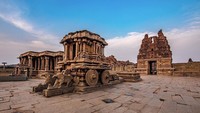 Hampi merupakan komplek candi yang setengah hancur di Karnataka, India. Pernah jadi tempat tinggal bagi 250.000 orang di jaman Kekaisaran Vijayanagar, tempat ini dipenuhi dengan kuil-kuil hindu. (neer991/Instagram)