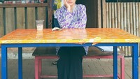 Posenya yang ini udah mirip mbak-mbak yang jaga warung belum? warung badea sepi amat nih.. tulisnya pada captions foto. Foto: instagram @dea_ananda