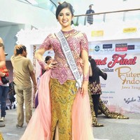 Ia mewakili Daerah Istimewa Yogyakarta dengan meraih juara ketiga atau Runner-up 2 Puteri Indonesia Pariwisata 2014. Foto: instagram/lilyestelita