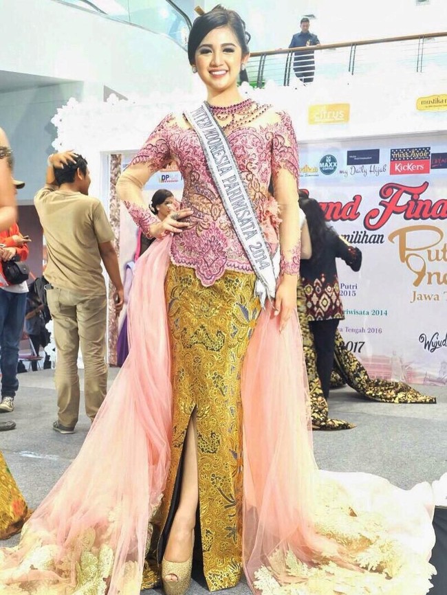 Ia mewakili Daerah Istimewa Yogyakarta dengan meraih juara ketiga atau Runner-up 2 Puteri Indonesia Pariwisata 2014. Foto: instagram/lilyestelita