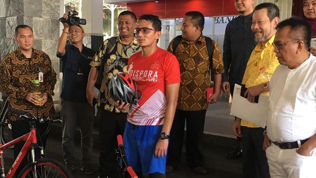  Sandi melihat langsung para peserta aksi dan penjual di sekitaran Monas.