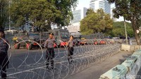 Personel TNI dan Polri beserta sejumlah kendaraan taktis dikerahkan mengamankan jalannya Aksi Bela Palestina di Monas pada Jumat (11/5/2018). Perwakilan ulama rencananya akan menyerahkan surat aspirasi umat Islam ke Kedutaan Besar Amerika Serikat di Jalan Merdeka Selatan. Fotografer: Denita Br Matondang/detikcom
