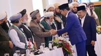 Presiden Joko Widodo  didampingi Wakil Presiden Jusuf Kalla menyalami sejumlah ulama yang mengikuti pertemuan trilateral ulama Afganistan, Indonesia dan Pakistan di Istana Bogor, Jawa Barat, Jumat (11/5). Pertemuan trilateral yang diikuti puluhan ulama dari tiga negara tersebut untuk membahas perdamaian dan stabilisasi di Afganistan.  ANTARA FOTO/Wahyu Putro A