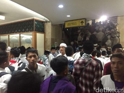 Masjid Istiqlal tampak padat