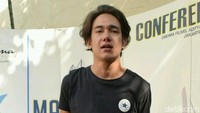 Adipati Dolken siap lebaran di London. Sebab ia akan syuting sebulan penuh untuk film Pemburu di Manchester Biru. Foto: Ismail/detikHOT